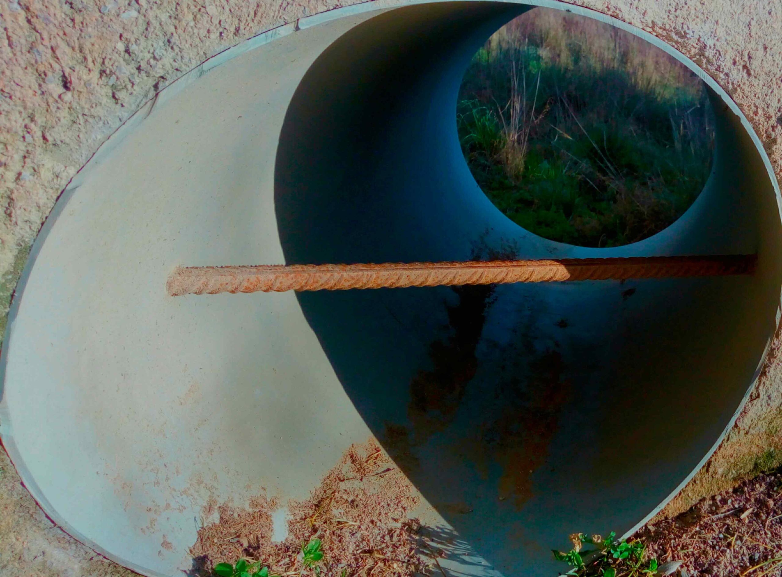 Subjecte-el-liptic-jo-vaig-veure-una-el·lipse-amb-circumferencia-i-bisectriu-a-un-tunel-cilindric-del-riu-Congost